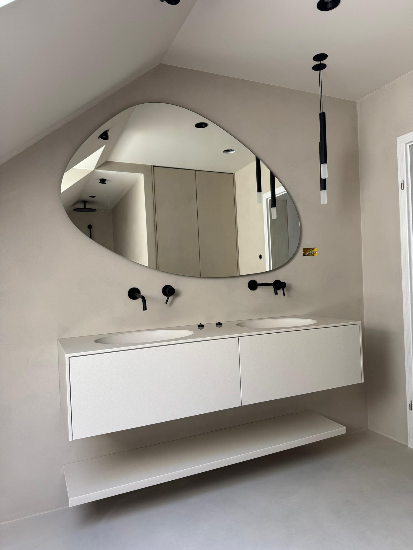 Kopalnica mikrocement — umivalnik