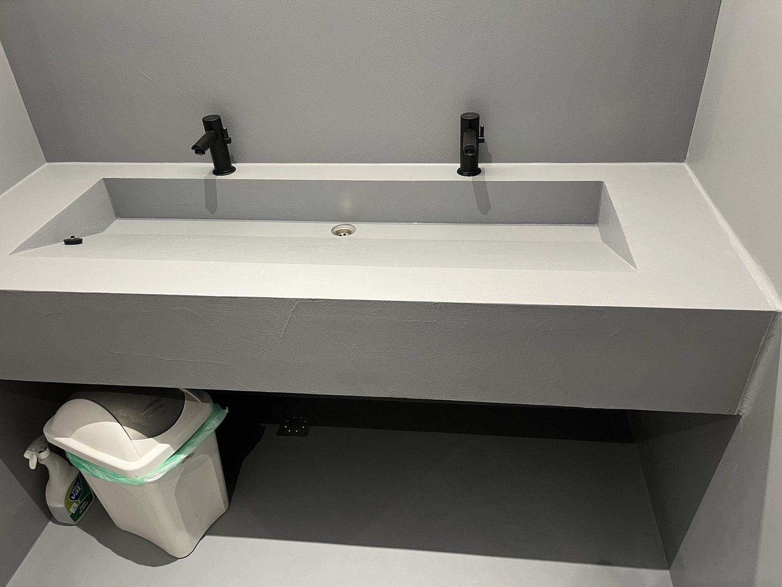 Kopalnice in tuši — mikrocement, izvedba Medusa Design