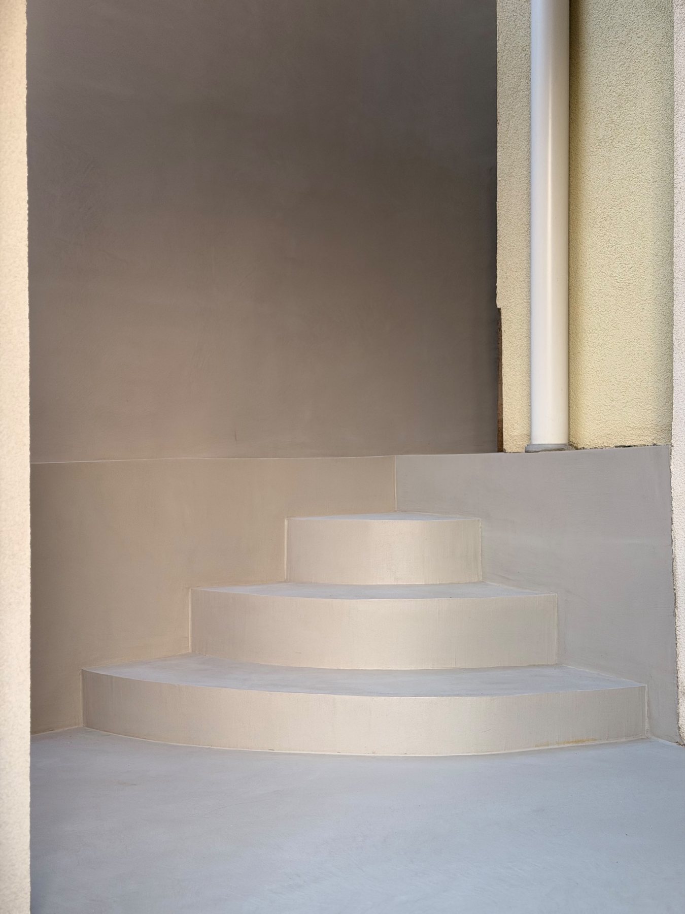 Stopnice mikrocement — hodnik