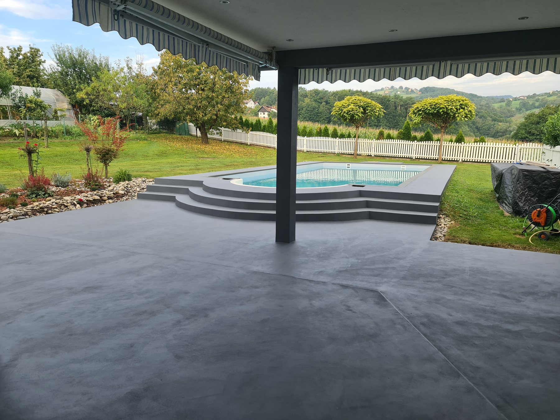 Terase, dvorišča in bazeni — mikrocement, izvedba Medusa Design