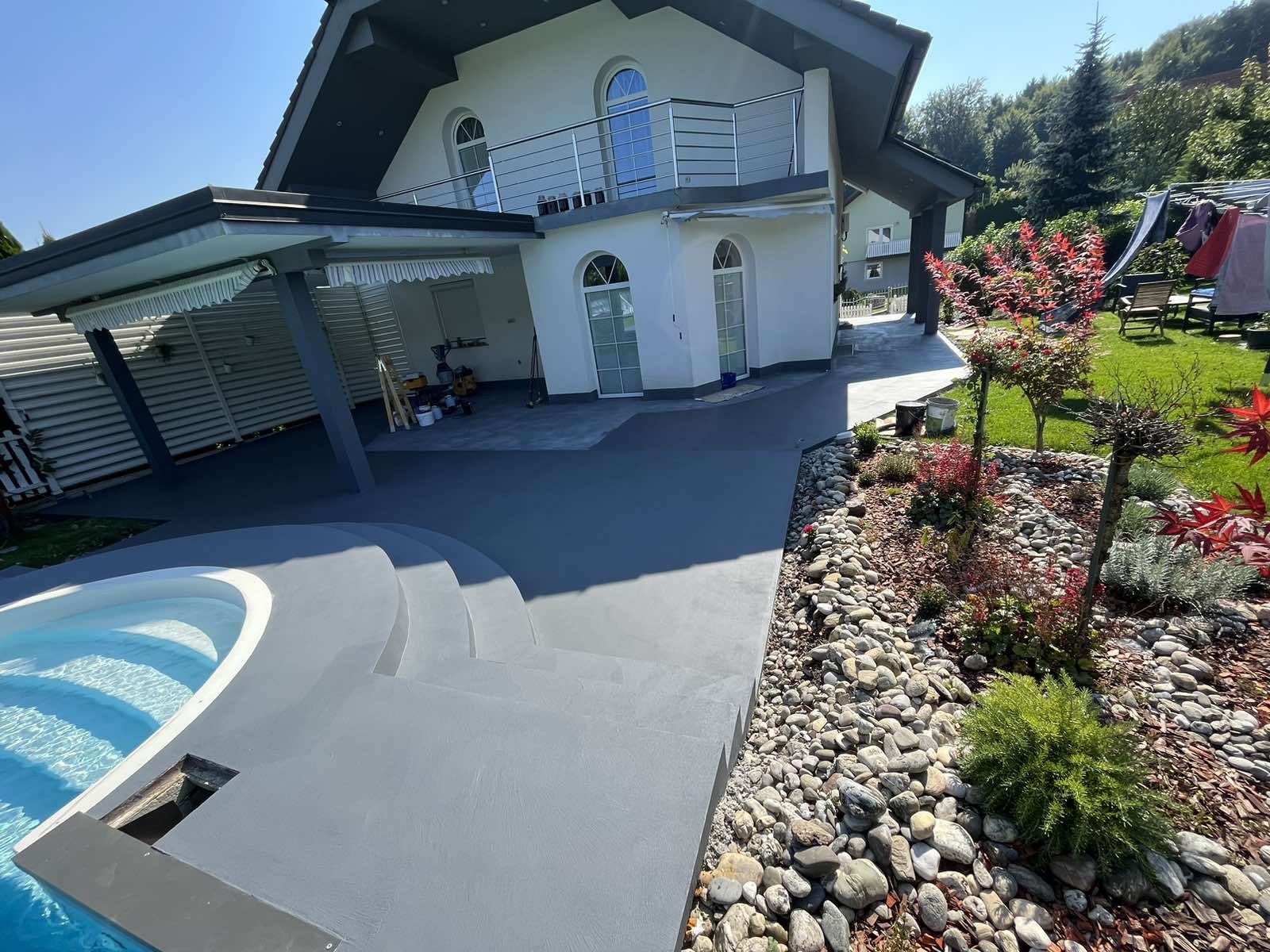 Terase, dvorišča in bazeni — mikrocement, izvedba Medusa Design