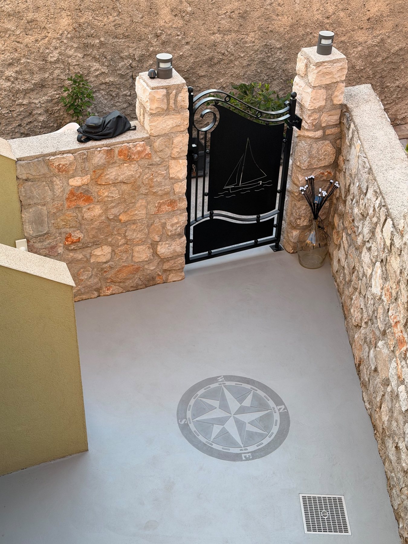 Terase, dvorišča in bazeni — mikrocement, izvedba Medusa Design