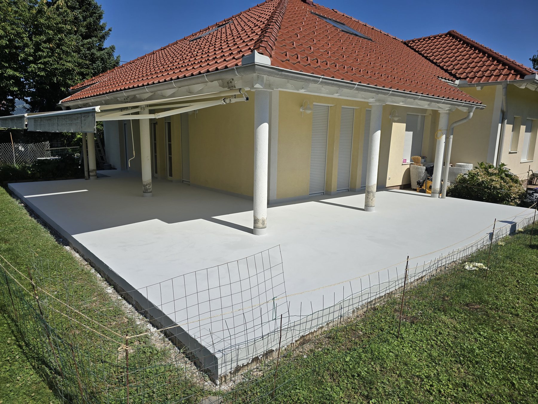 Terase, dvorišča in bazeni — mikrocement, izvedba Medusa Design