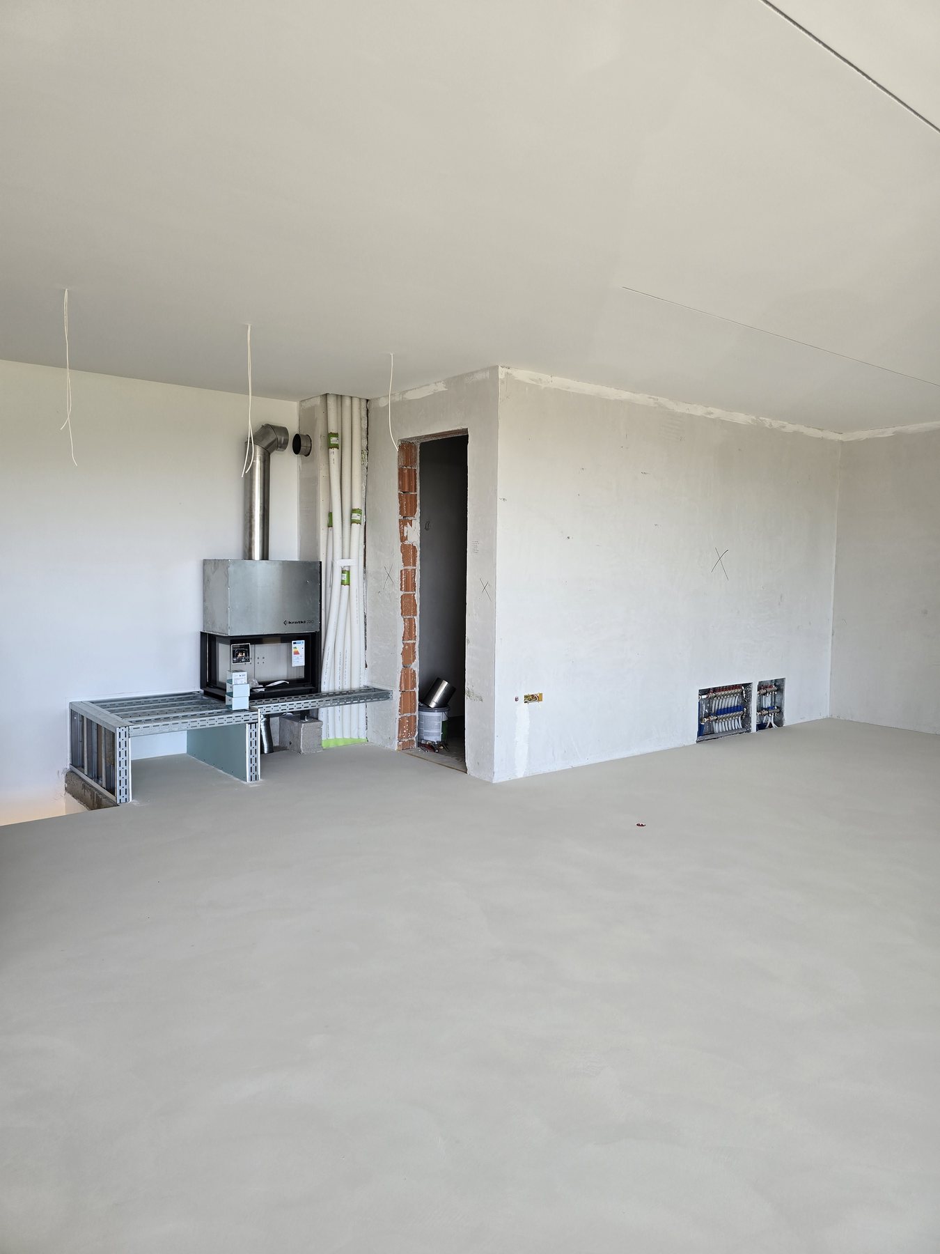 Tla in dnevni prostori — mikrocement, izvedba Medusa Design