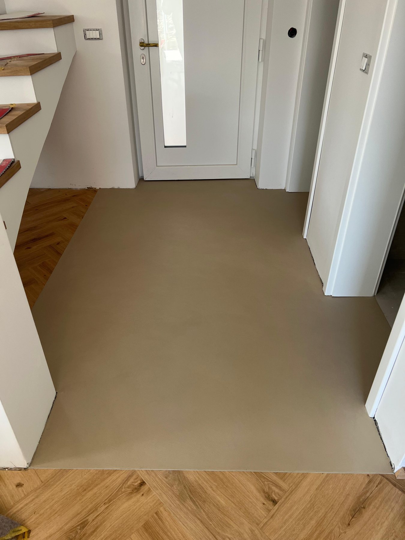 Tla in dnevni prostori — mikrocement, izvedba Medusa Design
