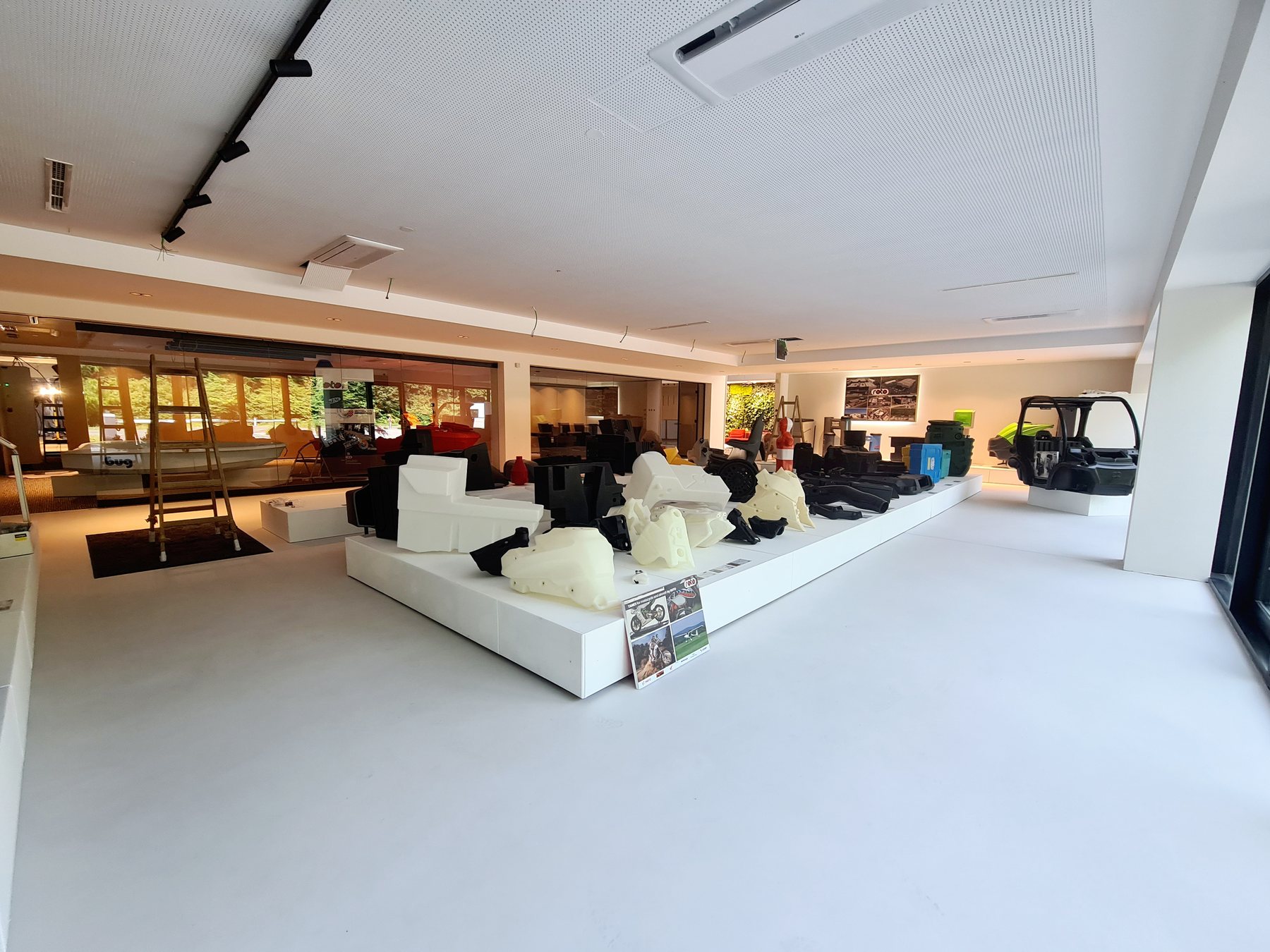 Tla in dnevni prostori — mikrocement, izvedba Medusa Design